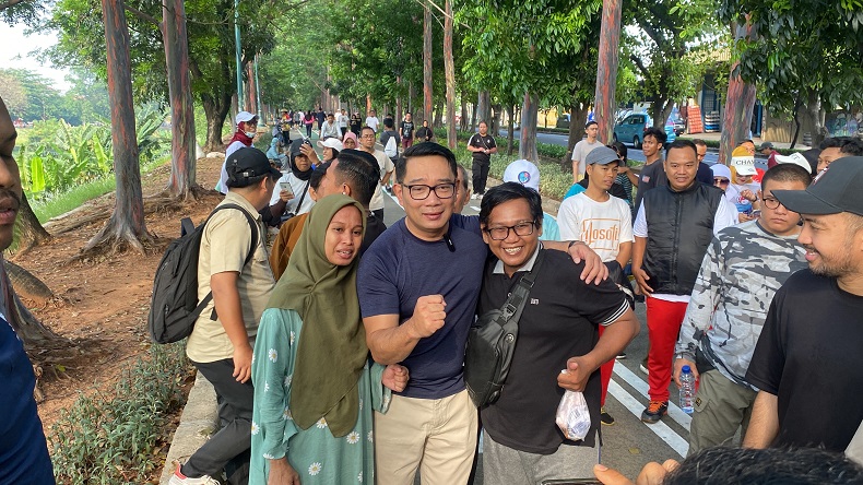 Ridwan Kamil Olahraga hingga Sarapan di BKT, Disambut Hangat Warga