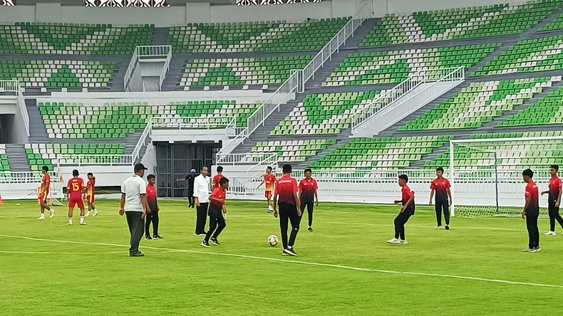 Jokowi Resmikan Stadion Utama Sumatera Utara, Langsung Jajal Main Bola