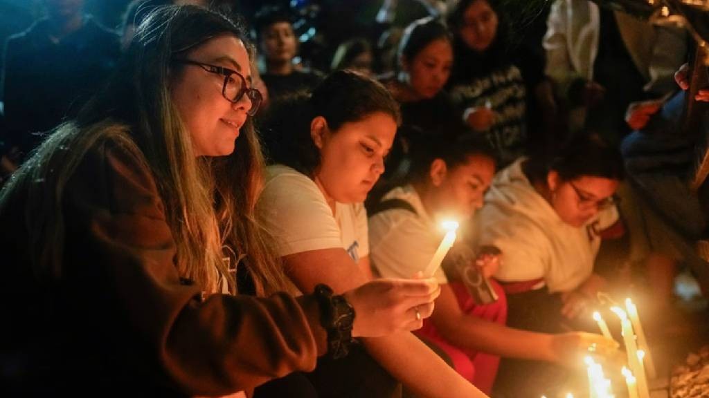 Kondisi Terkini di Lokasi Liam Payne Tewas, Fans Nyalakan Lilin dan Berdoa Bersama   