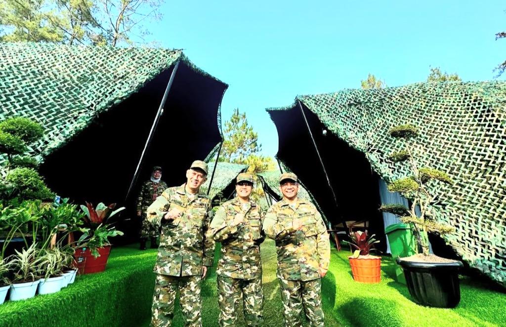 Sri Mulyani Pamer Foto Pakai Seragam Militer, kok Nggak Ada Wamen Ponakan Prabowo?