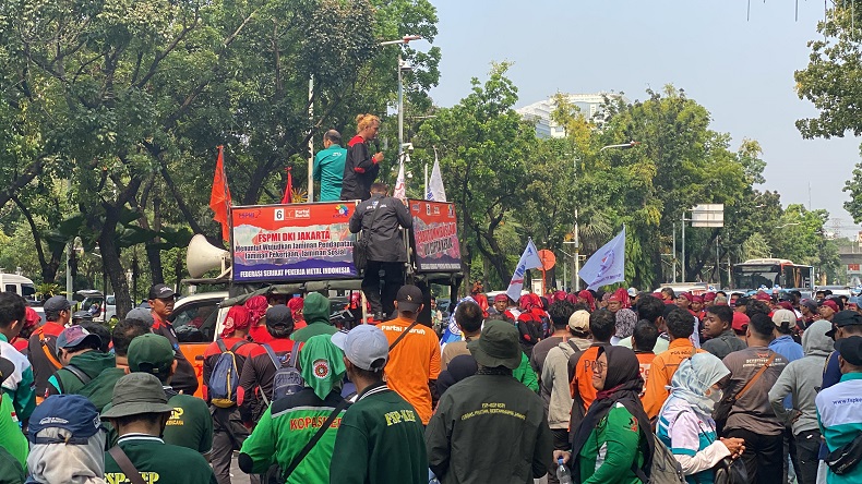Buruh Demo di Balai Kota Jakarta, Desak UMP Naik 10 Persen