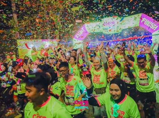 Meriah, Color Run Night Festival 2024 Jakarta Bertabur Warna di Bawah Bintang