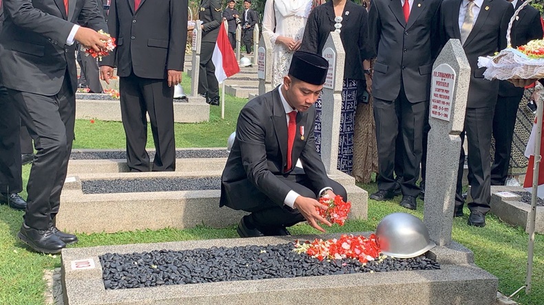 Hari Pahlawan, Gibran Tabur Bunga Di Makam BJ Habibie Hingga Adam Malik