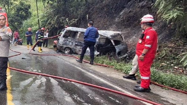 Insiden Tragis di Padang, Mobil Suzuki Carry Beserta Sopirnya Terbakar