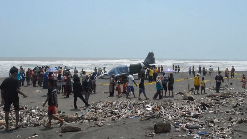 Pesawat Latih Mendarat Darurat di Pantai Cemara Sewu Cilacap, Jadi Tontonan Warga