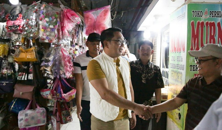 Ridwan Kamil Blusukan di Tengah Hujan Lebat, Serap Aspirasi Pedagang Kramat Jati-Klender