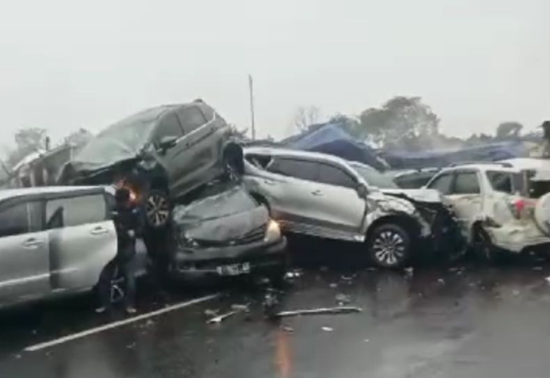 Breaking News: Kecelakaan Beruntun di Tol Purbaleunyi, Sejumlah Mobil Ringsek