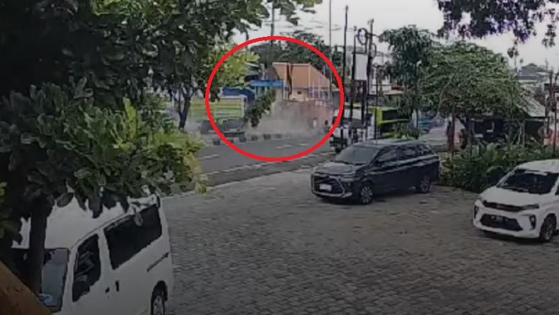 2 Truk Tabrakan di Magelang Terekam CCTV, Diduga Sopir Mengantuk