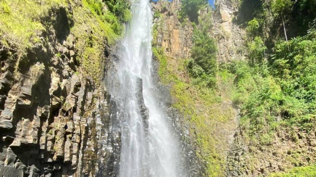 10 Contoh Puisi tentang Air Terjun yang Menakjubkan