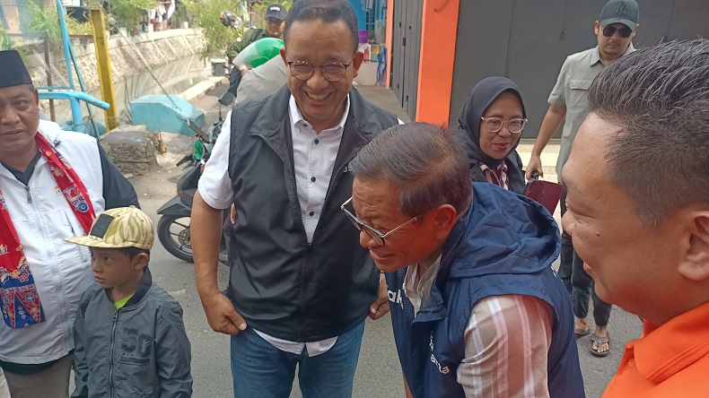 Pramono Blusukan Bareng Anies di Kapuk Jakbar, Disambut Meriah Warga