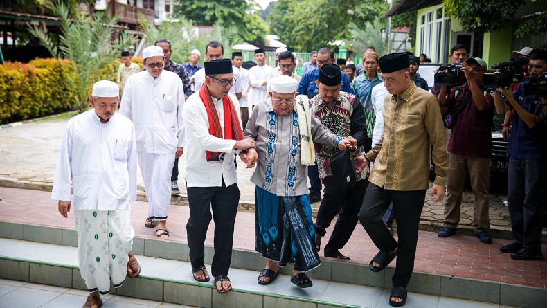 Ridwan Kamil Silaturahmi dengan KH Syukron Makmun, Didoakan Raih yang Terbaik