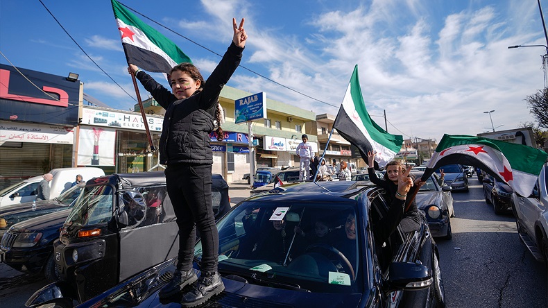 Makna Mendalam Bendera Baru Suriah Pasca-Tumbangnya Assad, Ini Sejarahnya
