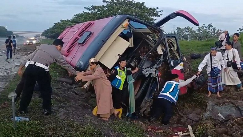 Kecelakaan di Tol Solo-Ngawi, Bus Bawa 27 Penumpang Terguling Tabrak Pembatas Jalan