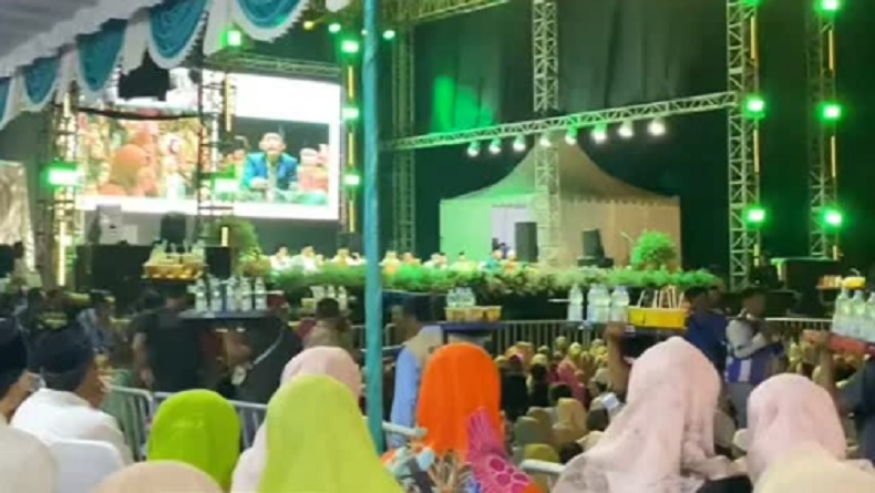 Usai Viral Video Sunhaji, Pengajian Gus Iqdam di Solo Diramaikan Pedagang Es Teh