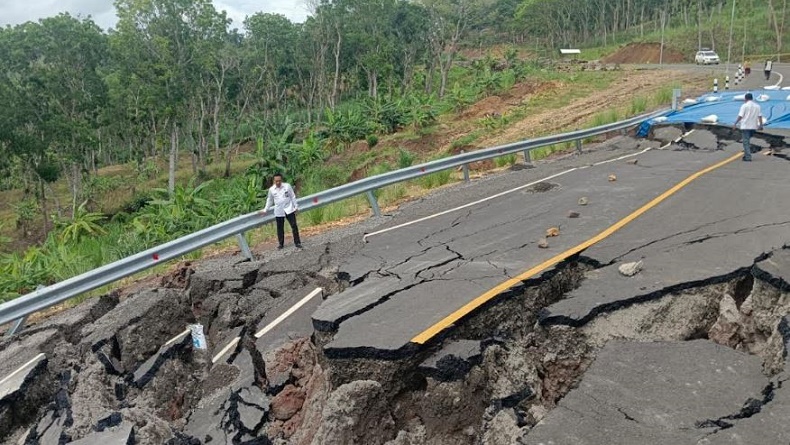 Jalan Lingkar Selatan Malang Longsor, Ini Rute Alternatif ke Wisata Pantai Modangan