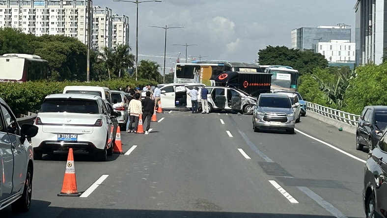 Kronologi Kecelakaan Beruntun 6 Kendaraan di Tol Dalkot, Imbas Mobil L300 Potong Lajur