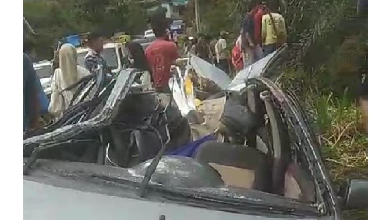 Kecelakaan di Lampung Barat, Truk Rem Blong Tabrak Mobil lalu Terjun ke Jurang
