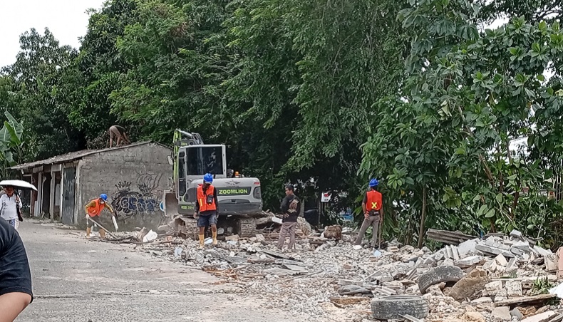    140 Bangunan Liar di Pancoran Mas Depok Dibongkar, Paling Banyak Garasi Mobil