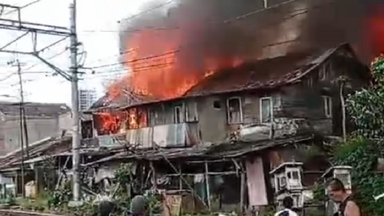 Kebakaran Dekat Stasiun Manggarai, 17 Unit Damkar Dikerahkan