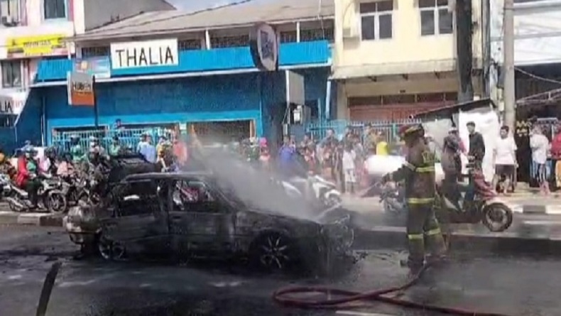 Mobil Klasik Corolla GL Hangus Terbakar di Margonda Depok