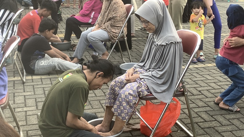 Momen Haru Aksi Cuci Kaki Ibu Massal di Jakarta, Warga Tak Kuasa Tahan Tangis