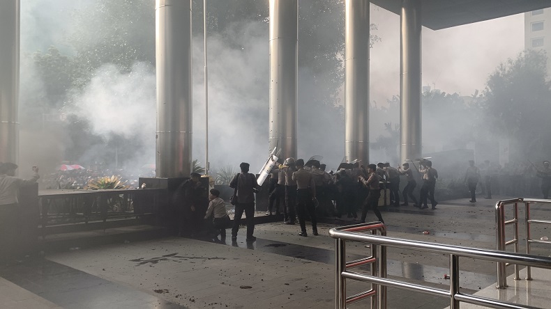 Demo Desak Tangkap Harun Masiku, Massa Lempari Gedung KPK dengan Batu