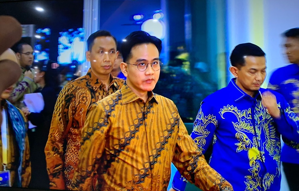 Pakai Batik Coklat, Gibran Tiba di Perayaan Natal Nasional 2024 
