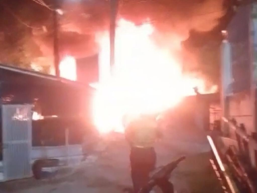 Atap Kantor Kelurahan Rawa Badak Jakut Kebakaran Diduga karena Petasan Kembang Api