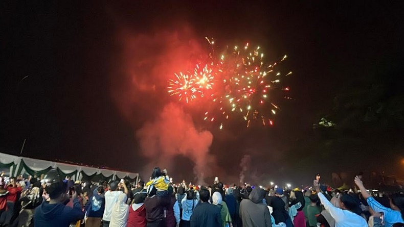 Kemeriahan Tahun Baru di Lapangan Yon Zipur, Ada Wayang Golek hingga Pesta Kembang Api