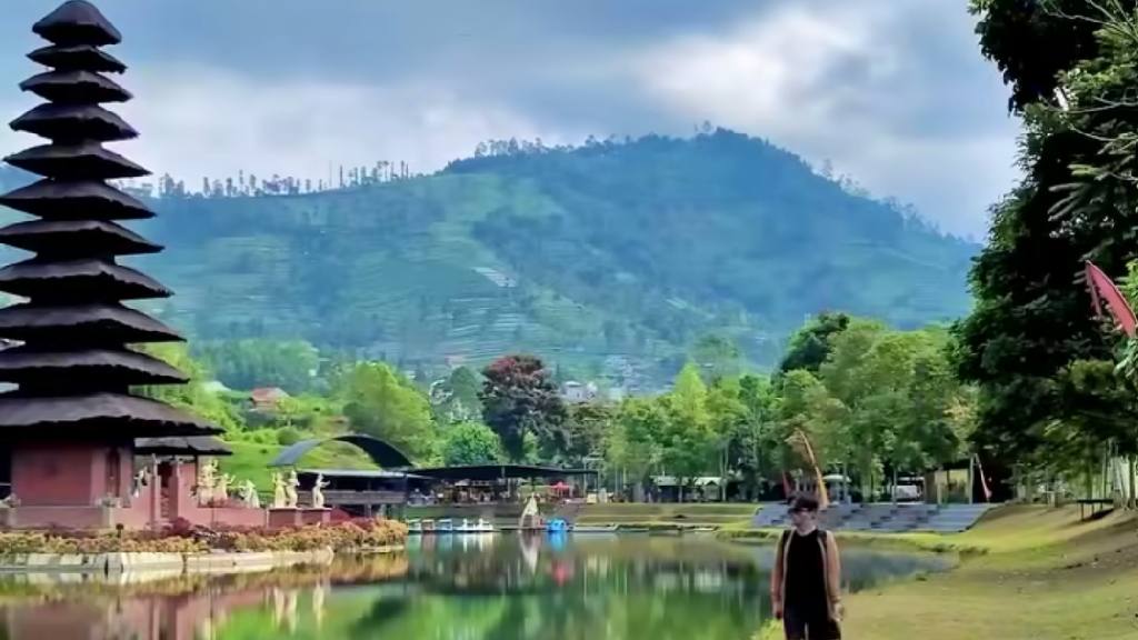 10 Tempat Wisata di Lembang Terbaru: Taman Lembah Dewata yang Punya Vibes  Mirip di Bali