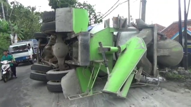Truk Molen Kecelakaan di Salatiga akibat Rem Blong, Cor Semen Tumpah di Jalan
