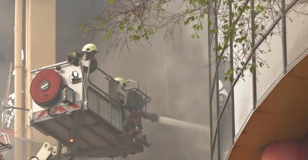 230 Personel dan 45 Unit Damkar Dikerahkan untuk Padamkan Kebakaran Glodok Plaza