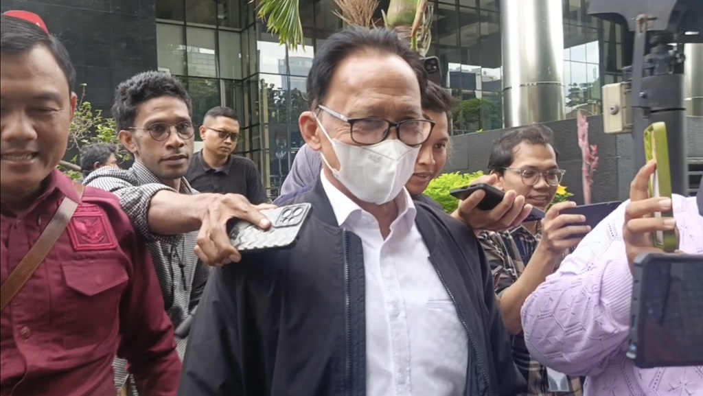 Bermasker Putih, Hakim MK Ridwan Mansyur Tiba-Tiba Diperiksa jadi Saksi di KPK