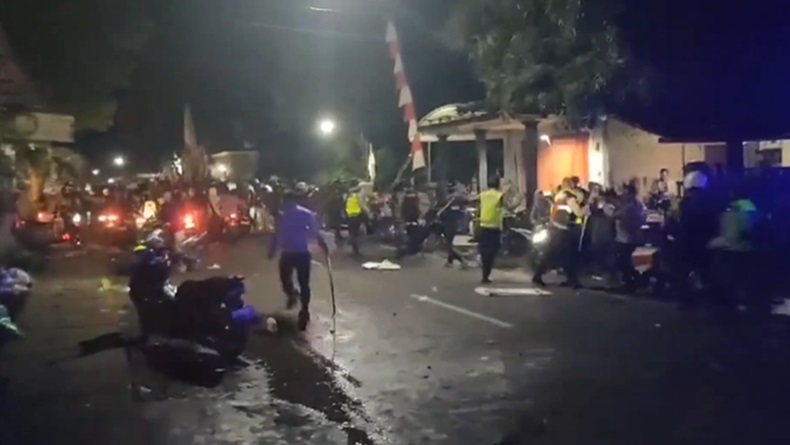 Mencekam! Massa Perguruan Silat Rusak Polsek Watulimo Trenggalek, 3 Polisi Terluka