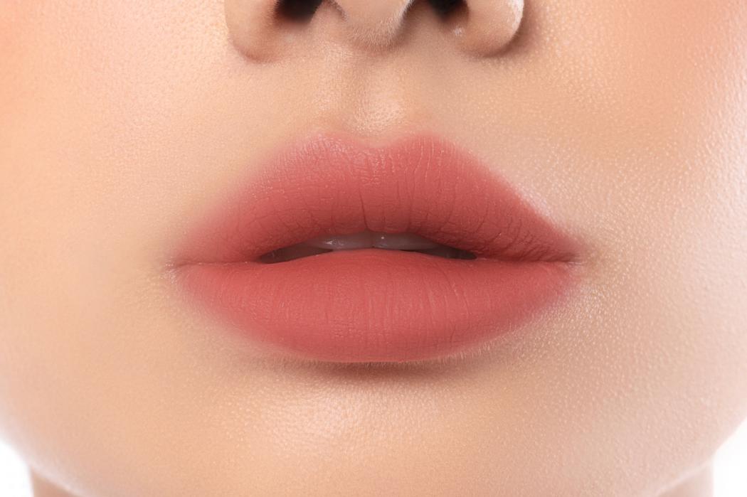 Cara Membuat Overlined Lips yang On Point, Cukup 2 Produk Saja!