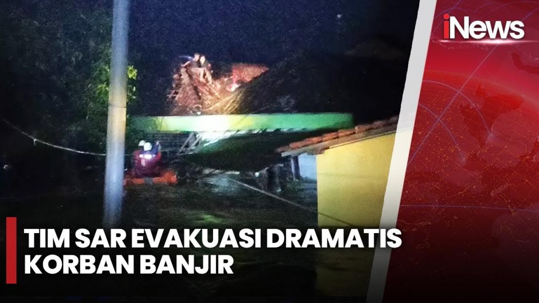 Detik-Detik Tim SAR Evakuasi Dramatis Korban Banjir di Atap Rumah
