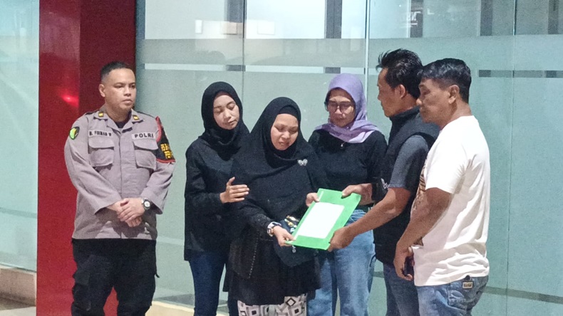 Tangis Ibu Osima Yukari Pecah saat Terima Jenazah di RS Polri