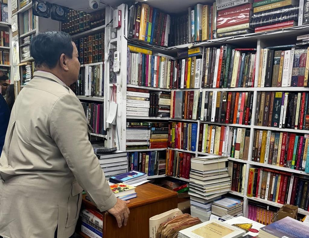 Prabowo Mampir ke Toko Buku saat Kunjungan Kenegaraan di India: Langganan Saya   