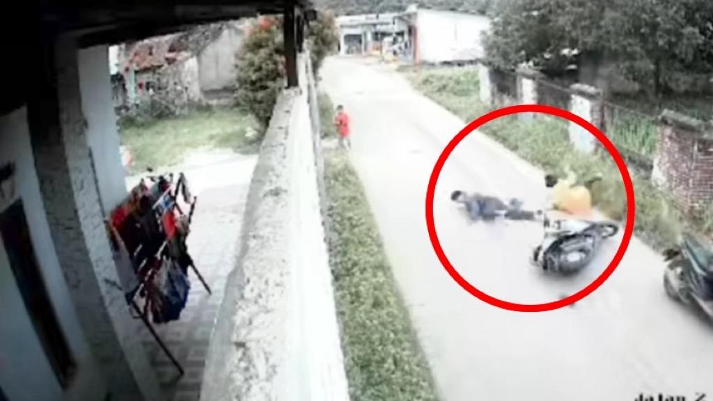 Viral Aksi Emak-emak Gagalkan Pencurian Tabung Gas hingga Ditabrak Motor Pelaku!