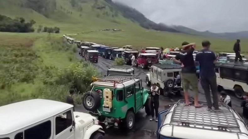 Macet Horor di Jalur Wisata Gunung Bromo, 2 Jam Kendaraan Nyaris Tak Bergerak