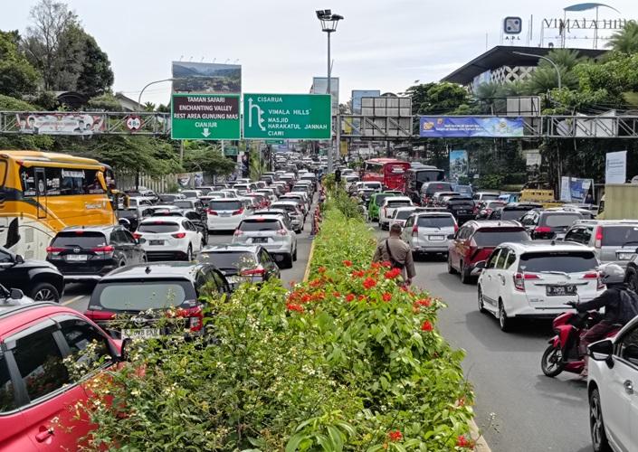 Padat Merayap, Lalin Puncak Bogor Sore Ini Berlaku One Way Arah Jakarta