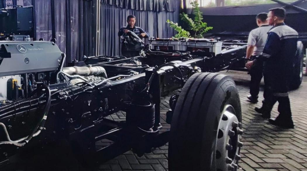 Perawatan Kendaraan Jadi Perhatian, Daimler Adu Mekanik Bus dan Truk Mercedes-Benz