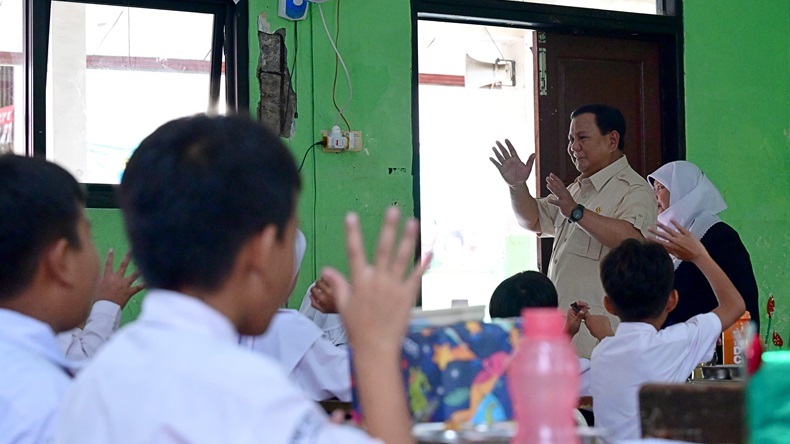 Momen Prabowo Sidak Makan Bergizi Gratis di TK dan SD Jaktim, Disambut Antusias Murid