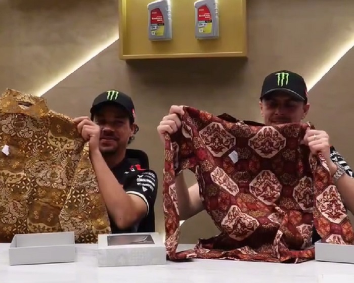 Dua Pembalap Pertamina VR46 Kegirangan Dikasih Batik Indonesia