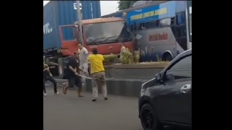 Viral Sopir Truk dan Kru Bus di Pasuruan Baku Hantam di Jalan, Awalnya Saling Pepet
