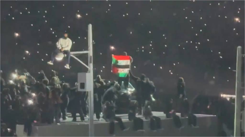 Viral Bendera Palestina Berkibar saat Kendrick Lamar Tampil di Super Bowl 2025