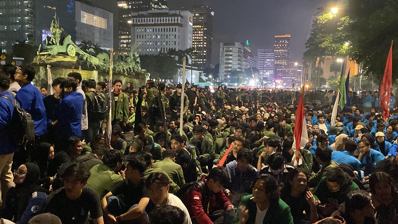 Makin Malam Mahasiswa Lakukan Duduk Diam di Aksi Indonesia Gelap, Ini Maksudnya