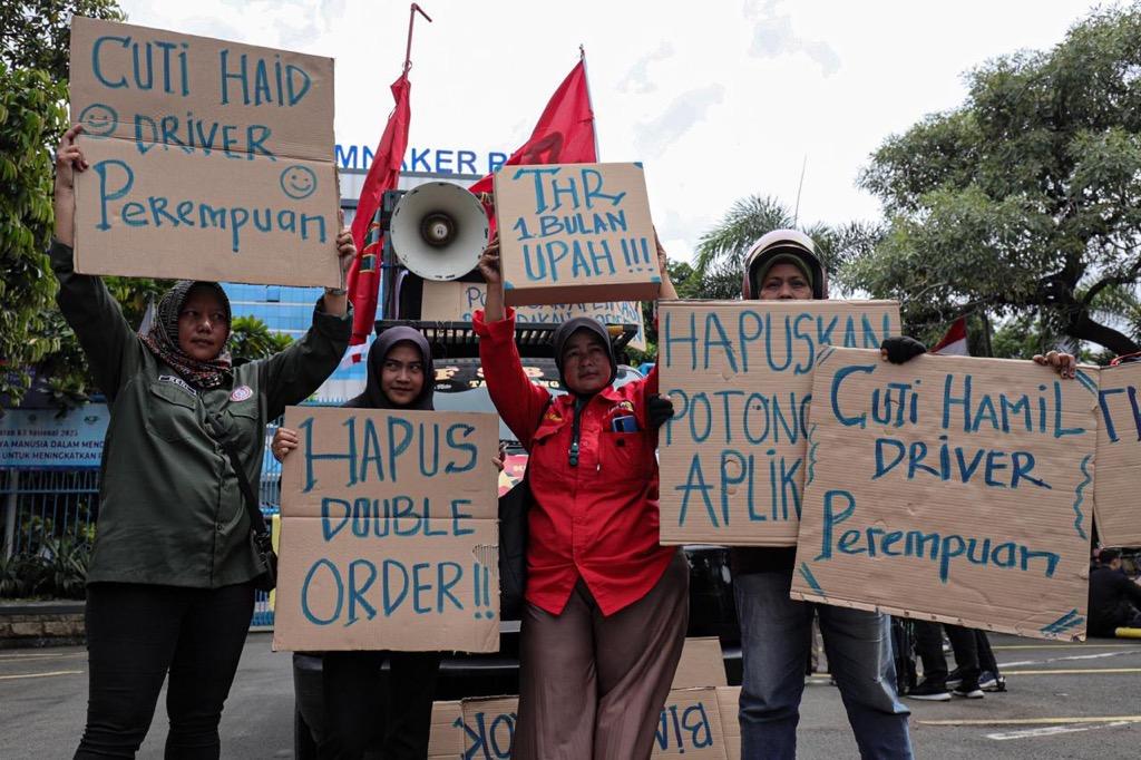 Puluhan Ojol Demo di Kantor Kemnaker, Bawa Tulisan ‘THR 1 Bulan Upah’