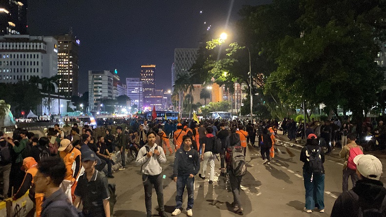 Mahasiswa di Aksi Indonesia Gelap Mulai Membubarkan Diri dari Patung Kuda