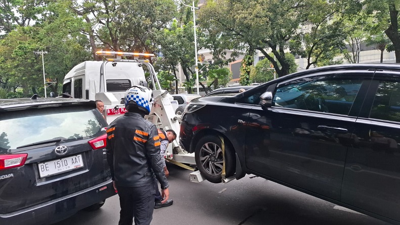 Dishub Derek Mobil yang Parkir Sembarangan di Jalan Medan Merdeka Barat, Jadi Penyebab Macet